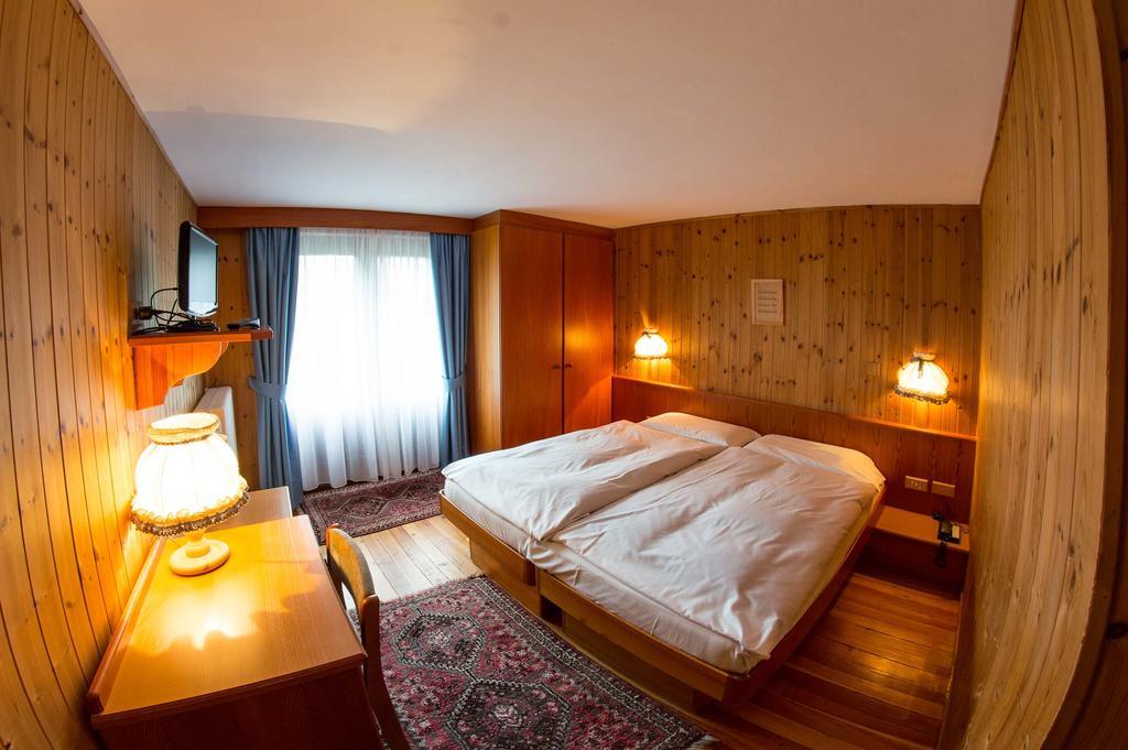 Hotel Gran Baita غريسوني سان جان الغرفة الصورة